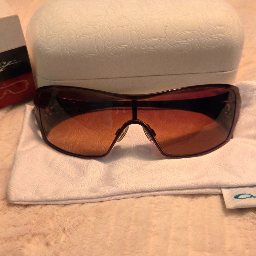 Oakley Berry Sunglasses with White Case
